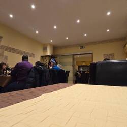 Der noch leere Tisch im voll besetzten Nebenraum des Akropolis in Echzell