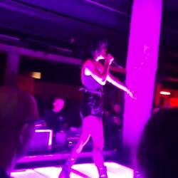 Sälte ä Frau gseh so vill stagedivä und ganz nach ihrem Motto "girls to the front!" 🤘🏼