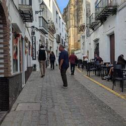 Überall Tische auf den Wegen