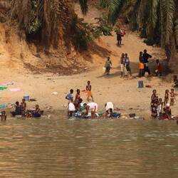 ...während die Erwachsenen wäsche waschen