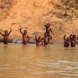 Die Kinder baden überall im Wasser...