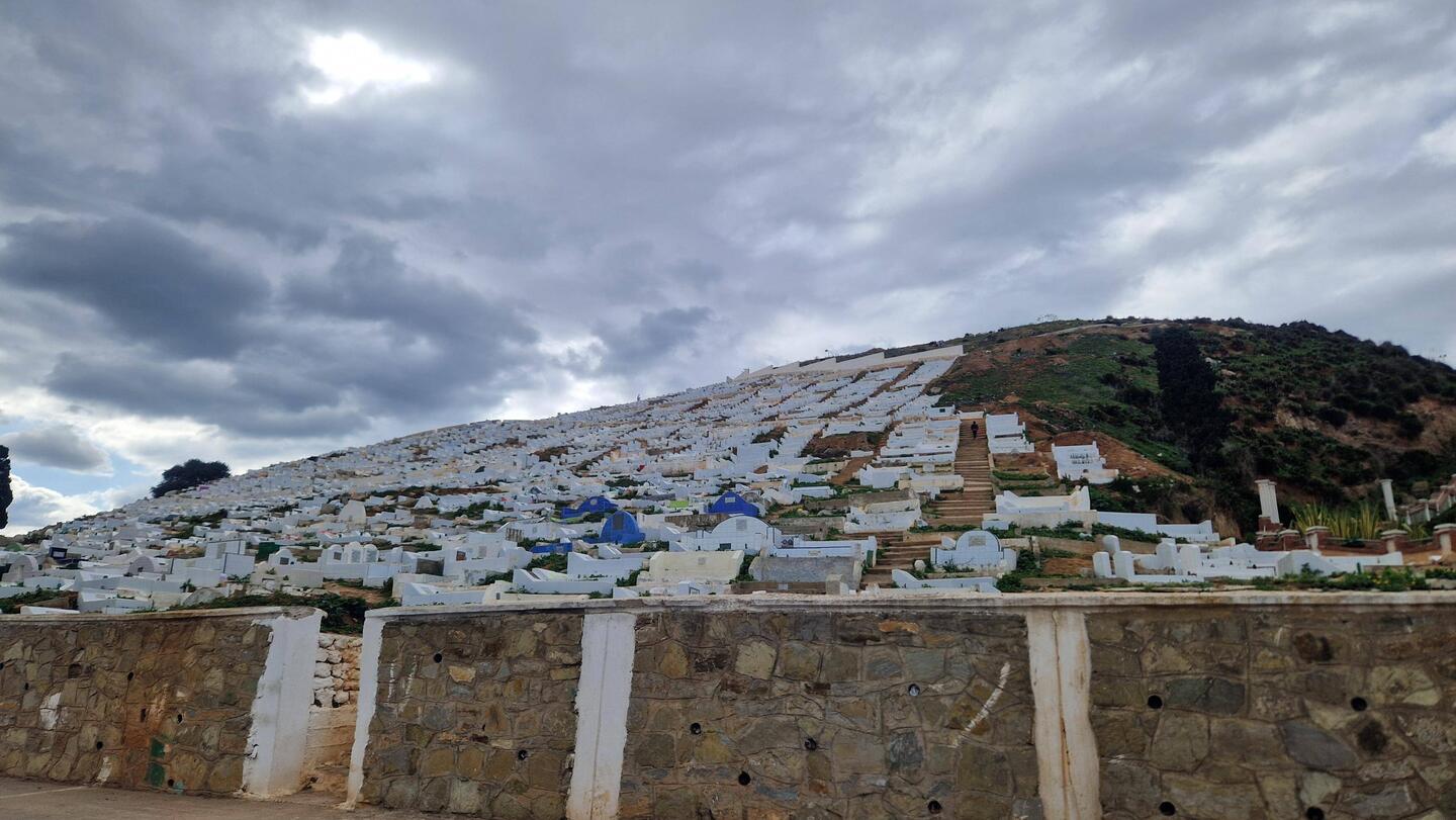 Riesiger Friedhof, alle mit dem Kopf nach Mekka ausgerichtet