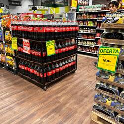 Links 45 Peso im Super Soriano - 3 lt Cola 2 chf und erst noch Punkte, Bier rechts 6x335 ml 3 chf