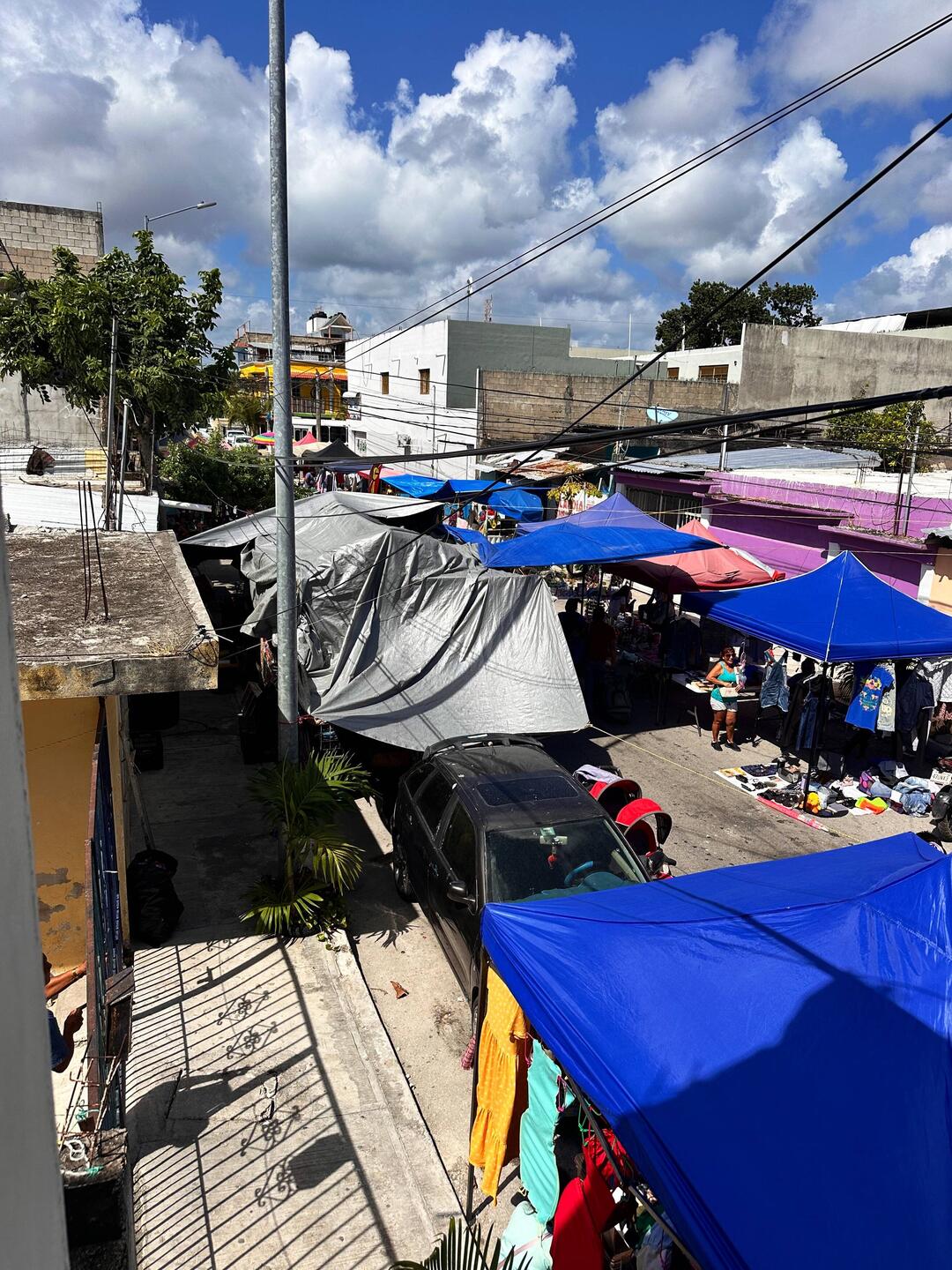 Sonntag 9.2. - Flohmarkt in meiner Strasse - Gasse hinunter