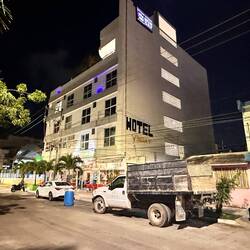 Restaurant und Hotel, davor ein Lastwagen, Ladebrücke schon deutlich älter als der Wagen