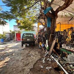 eine Autowerkstatt im Aussenquartier - alles was noch irgendwie brauchbar ist, wird behalten