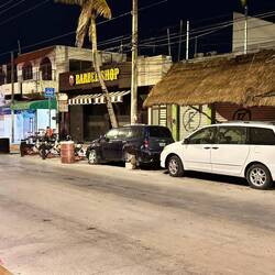 übliche Strassenszene - ein Auto ohne Rad, ev. für immer ...