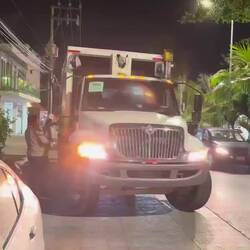 Abfall-Entsorgungs-Lastwagen gegen 22:00 Uhr