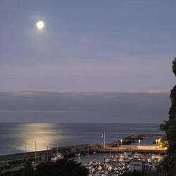 Etwas strukturlos der Mond...