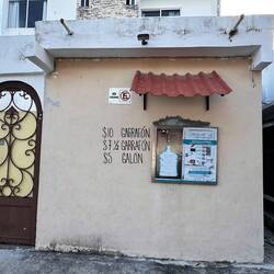 auch bei mir im Quartier - Wasserbezugsmöglichkeit - 1 chf etwa 22/23 Peso