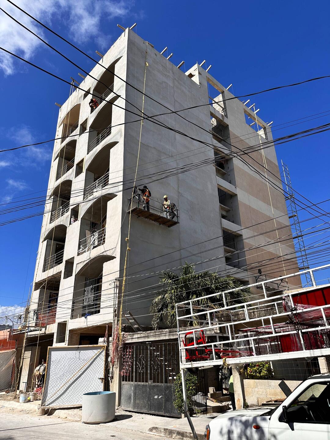 Neubau passt perfekt in die Baulücke, Elektromotoren für die Hebebühne