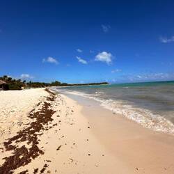 nochmals Strand, heute waren stärkere Wellen, Wasser aber warm - und viel Plastikzeugs im Wasser