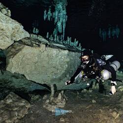 Beim Sidemount-Tauchen trägt man die Flaschen seitlich am Körper