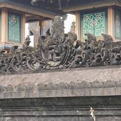 Ähm. Also. Versteht man die Bedeutung des Symbols, war klein A am Anfang noch auf dem richtigen Pfad