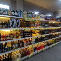 Im Supermarkt gibt es wieder viele wesentliche Produkte, darunter Alkohol, doch zu Wahnsinnspreisen