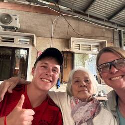 Die hat für die Amerikaner gearbeitet weswegen sie mit 77 echt gut englisch sprach!