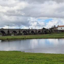 Stopp in Ponte de Lima: Namensgebende Brücke über den Lima, von den Römern errichtet.