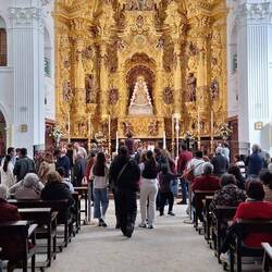 Die Wallfahrtskirche, in der Mitte die Heilige Jungfrau