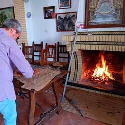 Gegrillt wird im Kamin, das macht man hier so