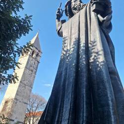 Gregor von Nin: 8,50 m hohes Denkmal von 1929. Den goldenen Zeh reiben bringt Glück