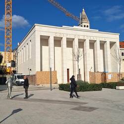 Crkva Gospe od Zdravlja, davor: "zwei Männer begrüßen sich"