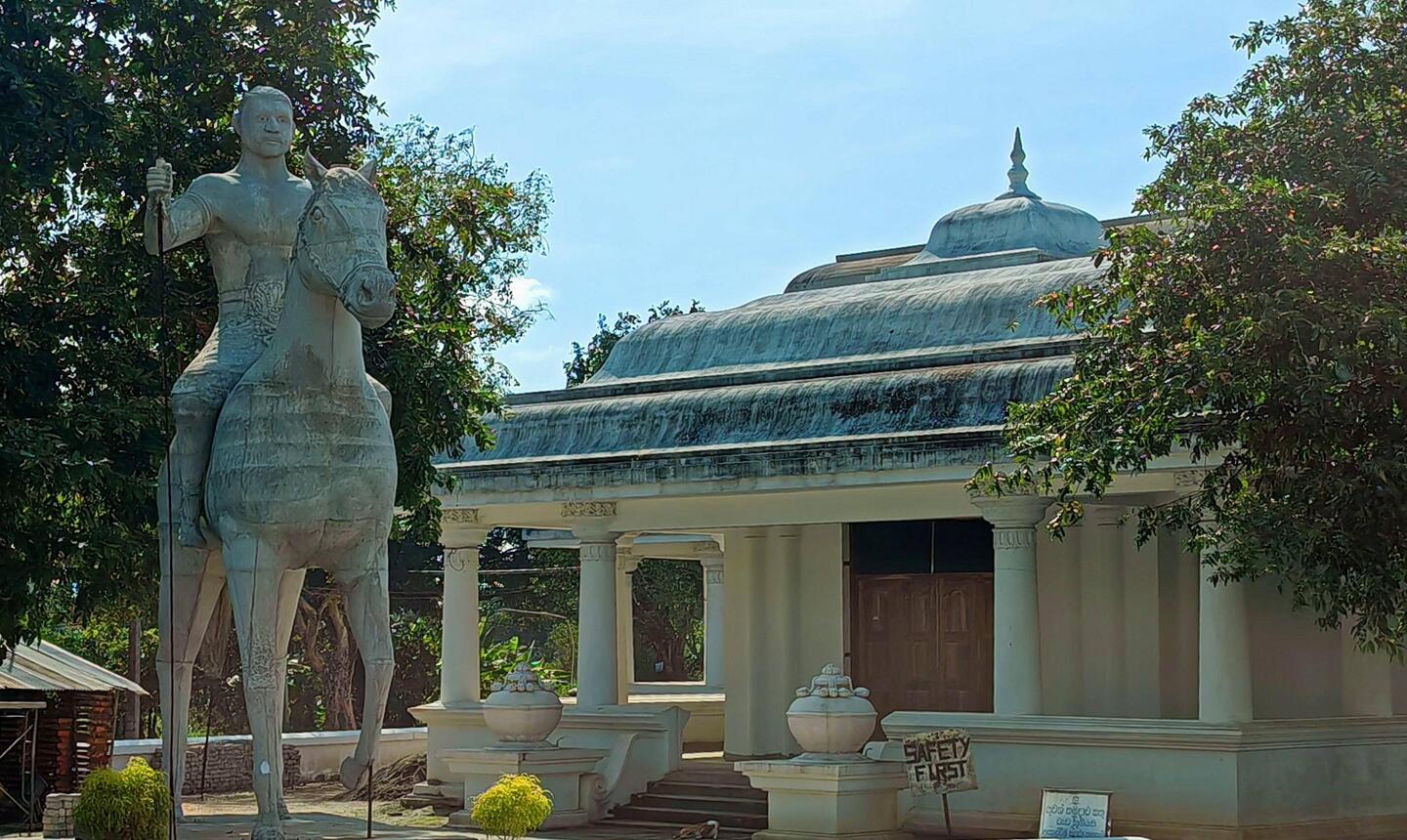 Eine Straße auf dem Weg zum Bodhi-Baum ist mit verschiedenen Reiter-Statuen (frühere Könige) gesäumt