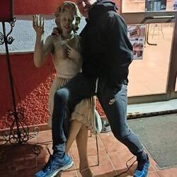 Viktor auf dem Schoß von Marilyn