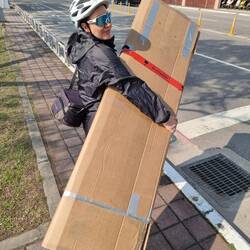 Johi entsorgt die Kartons