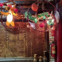 Neben die Drachen muss ein Feuerlöscher!