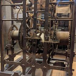 Das Uhrwerk einer Turmuhr