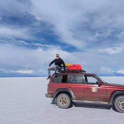 Salar de Uyuni - Benno und unser Jeep.
