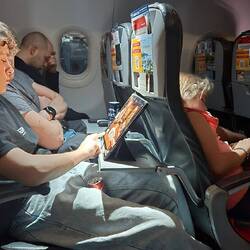 Katze on Board, die sich zwischenzeitlich unter den Sitzen versteckt hat..😅