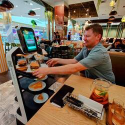 Die Burger waren nicht lecker, aber der Roboter hat es wieder wett gemacht. 😆