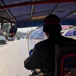 Abfahrt mit dem Tuk-Tuk. Es rattert und vibriert.