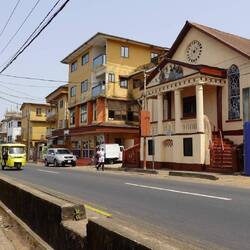 Eine Straße mit einer kleinen Kirche - sieht auf den ersten Blick gar nicht aus wie in Afrika