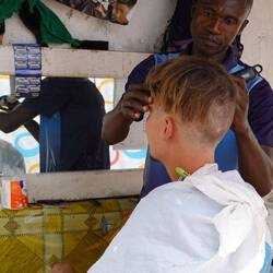 Haareschneiden war mal wieder notwendig, nur kennt der Friseur keine europäischen Haare...