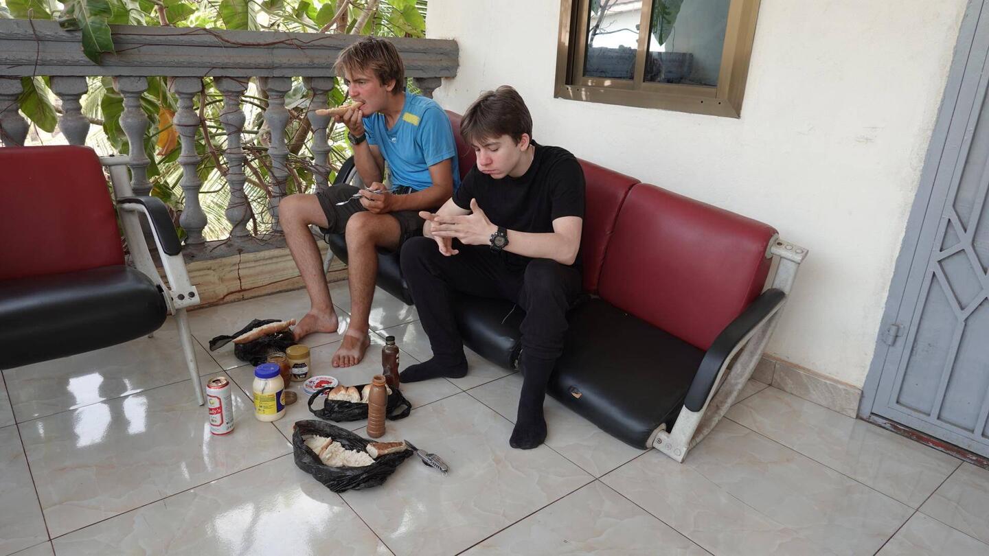 Mein Bruder Oskar und ich frühstücken - Dinge von hier und Mitgebrachtes aus Deutschland
