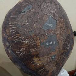 Ein Schildkrötenpanzer, verziert mit einer Karte Westafrikas