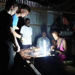 Als Abendessen gibt es Schaschlick vom Grill im Brot