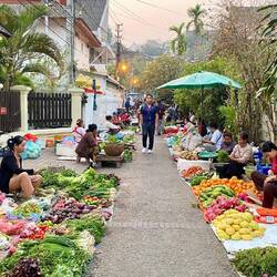 Sehr sortierter Markt am Morgen.