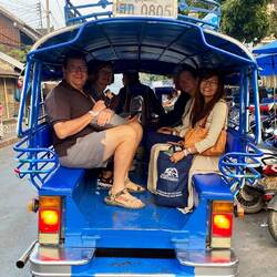 Mit dem Großraum Tuk Tuk zurück zum Schiff.