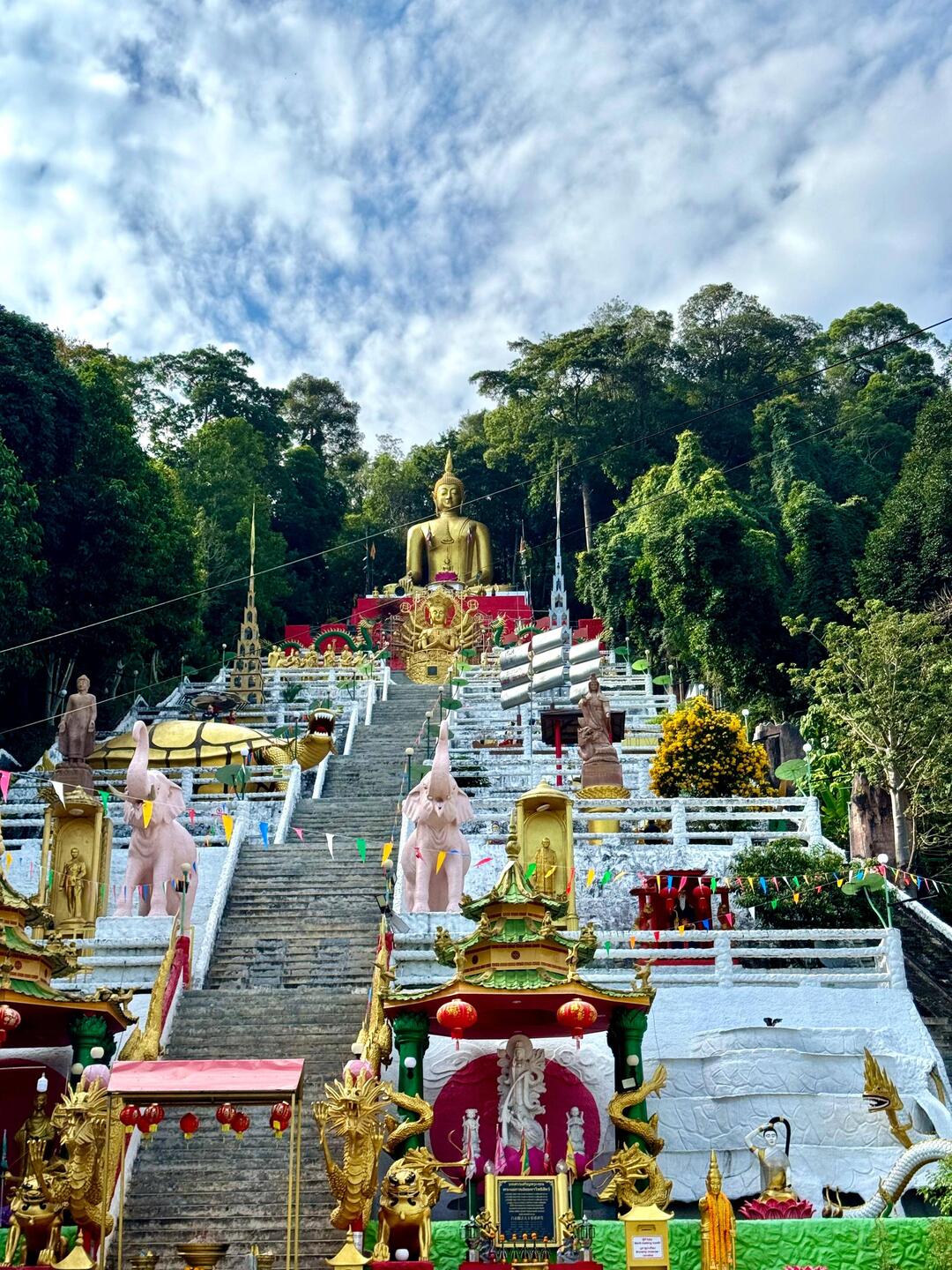Wat Phu Khao Phra Maha Phothisat, unweit unseres AirBnb's