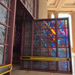 Riesige schwenkbare Tore öffnen die Basilika für Besucher, die drinnen keinen Platz mehr finden