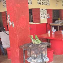 Ein Foodcourt mitten in der Stadt. 2 Salate und 1 Flasche Wasser für 2,50 Euro