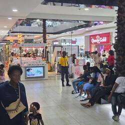 Shopping Mall in Abidjan nach westlichem Vorbild