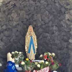 Draußen gibt es noch eine Marien-Grotte...