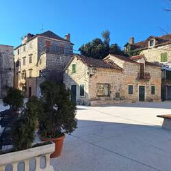 Zentraler Platz in Kaštel Stari