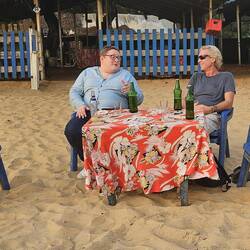 Anschlussbierchen, pardon: -gespräche, am Strand im Sonnenuntergang