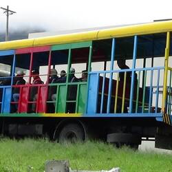 Die Chiva steht zur Abfahrt bereit