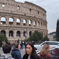 Gladiatoren schlafen noch, aber Zuschauer sind schon alle da